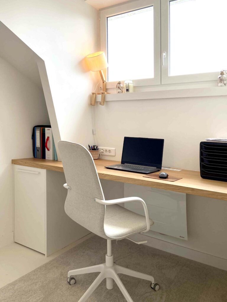 Bureau, rangement blancs, plan de travail bois massif chêne, chaise grise ikéa