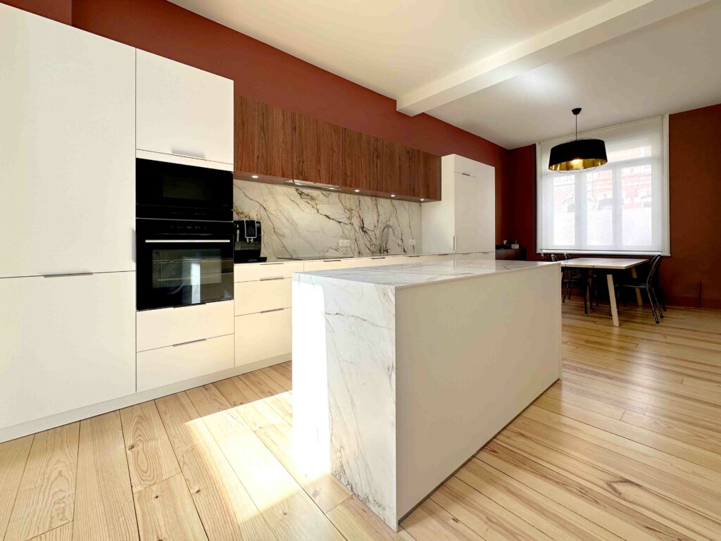 Façade blanche, plan de travail et crédence marbre, table de salle à manger, parquet pin naturel verni