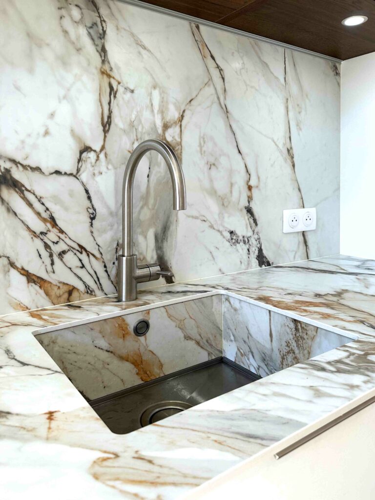 Détail évier, cuve marbre, continuité motif marbre