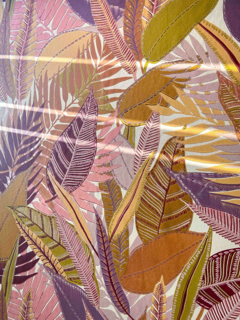 Papier peint terracotta jaune violet feuilles