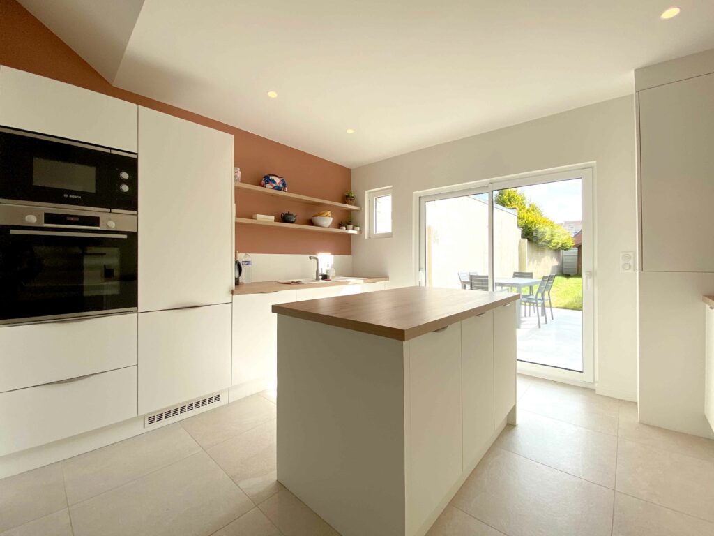 Cuisine blanche et bois, îlot intérieur rénovation maison 1930