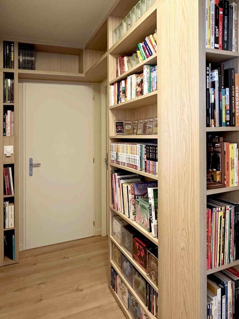 Bibliothèque couloir mangas bd bois