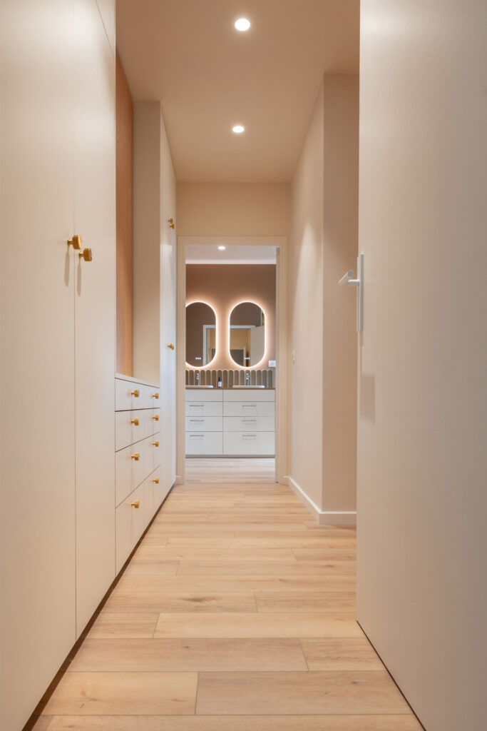 Couloir dressing blanc poignées dorées