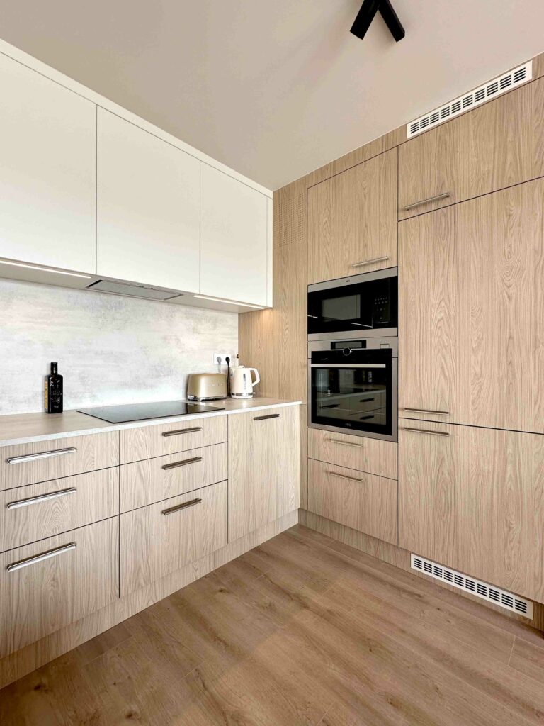 Cuisine bois pierre blanc inox crédence pierre rangements électroménager intégré colonnes de rangement