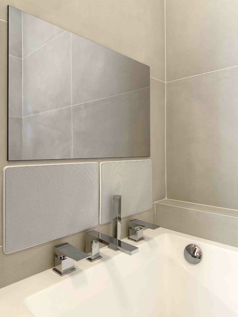 télévision miroir encastrée baignoire et hauts parleurs robinetterie chrome carré
