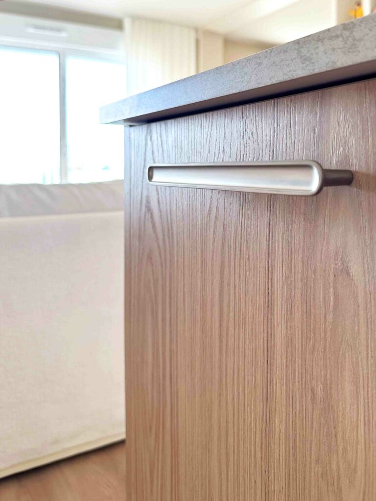 Poignée de cuisine inox brossé façade bois plan de travail pierre