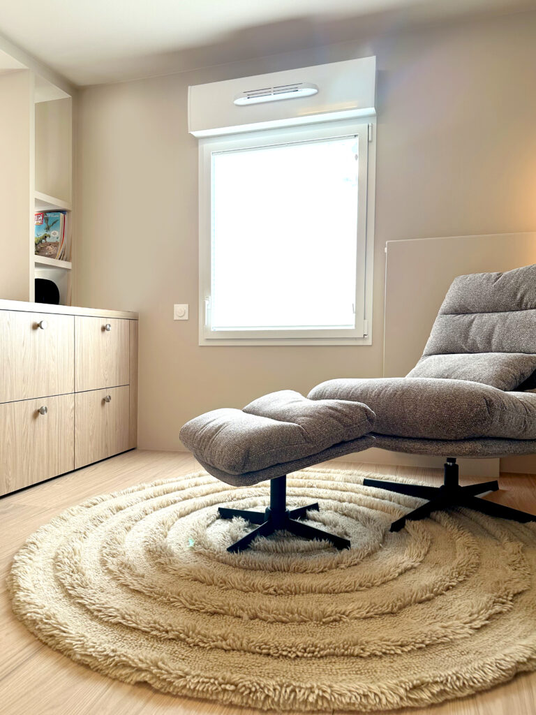 Fauteuil gris avec repose pied coin lecture confort