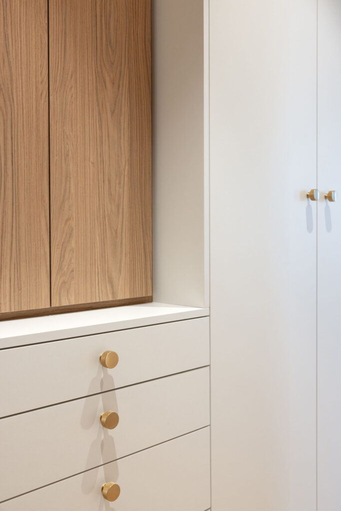 Couloir dressing blanc poignées dorées