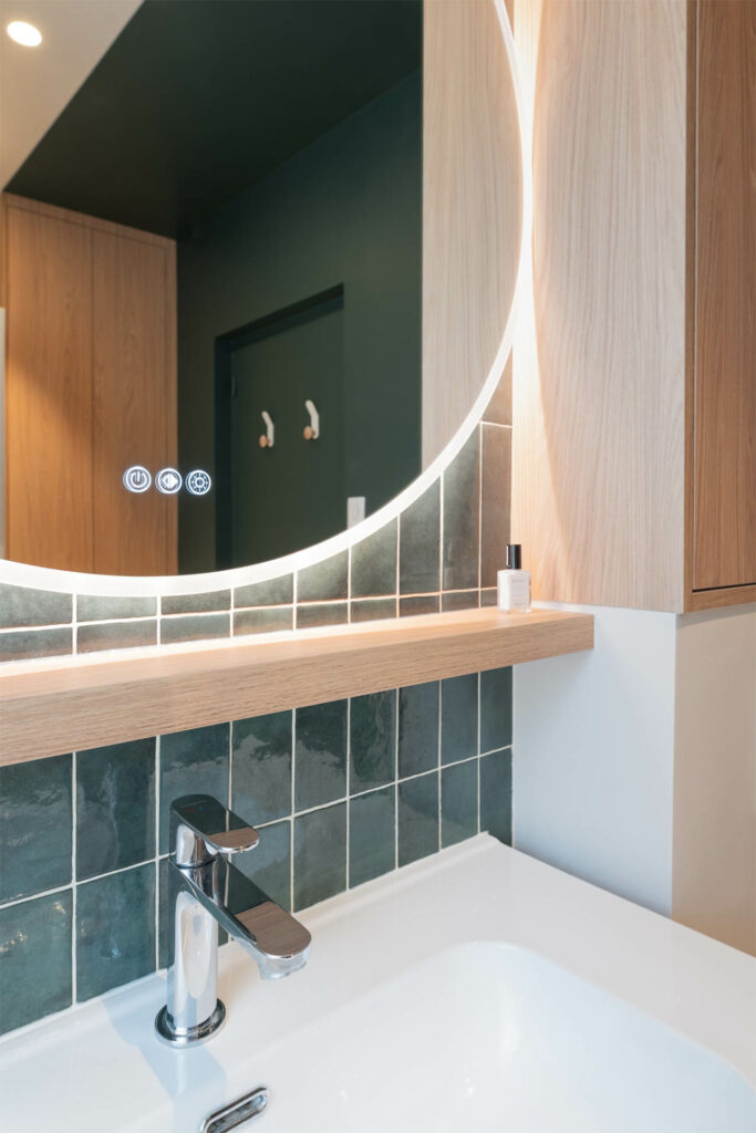 Meuble vasque, miroir rond leds rangements sur mesure zellige vert wc suspendu tablette bois