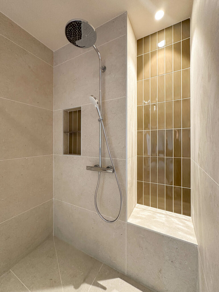 Douche niche et assise faience verte et pierre colonne de douche chrome