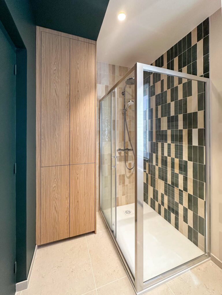 douchette chromé zellige beige et vert meuble de rangement bois peinture verte