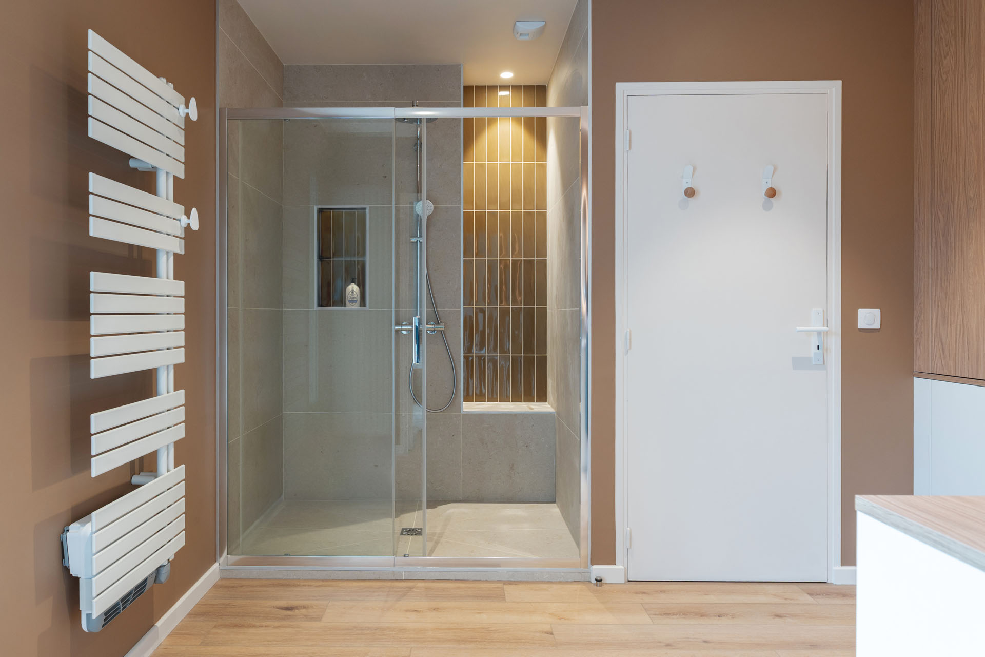 Douche niche et assise faience verte et pierre