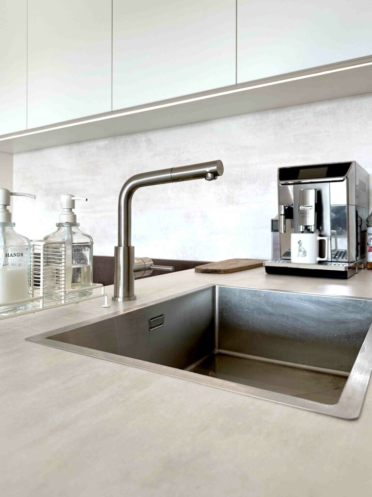 Evier inox une cuve robinet douchette