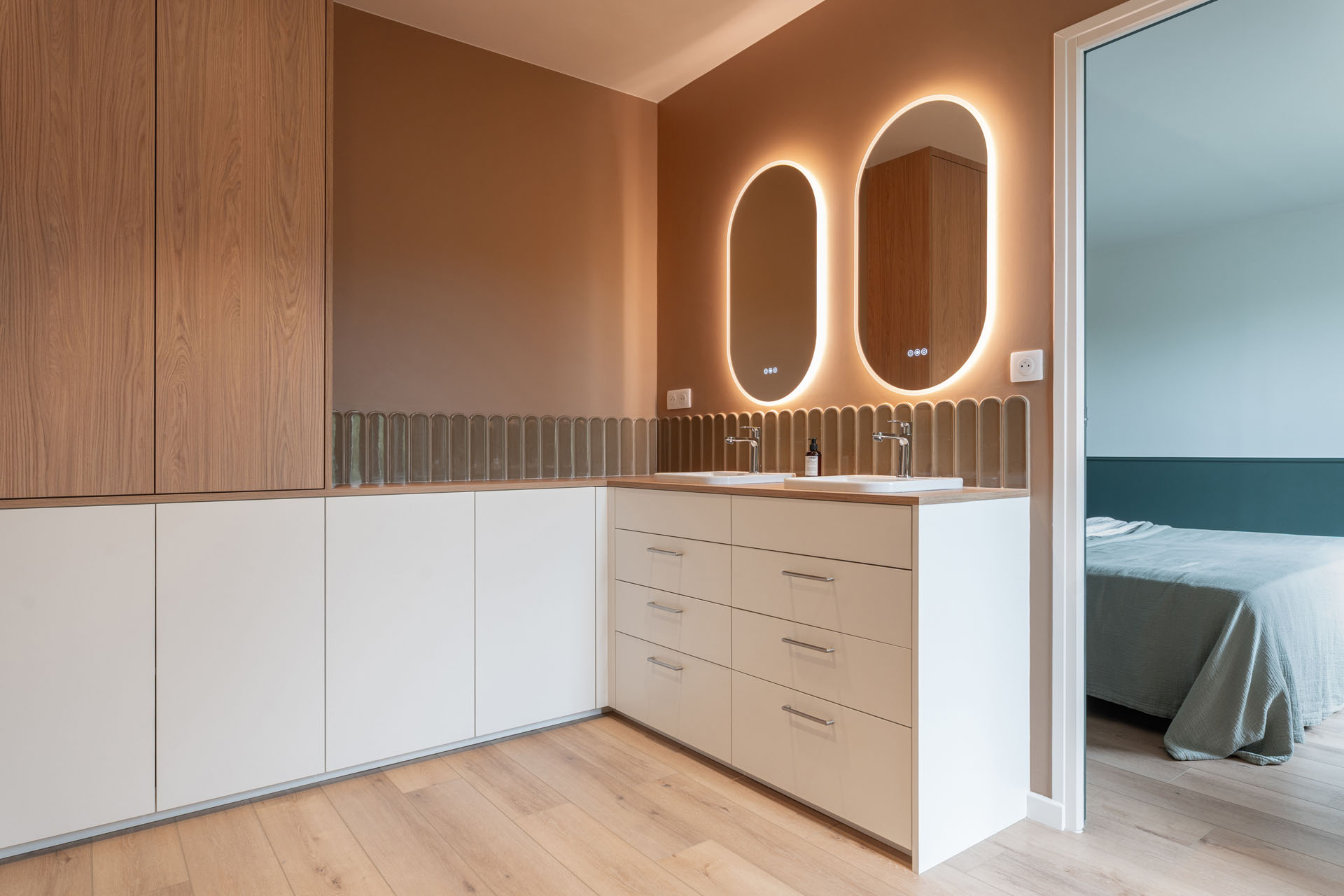 Meuble vasque blanc bois faience verte miroir robinet chrome