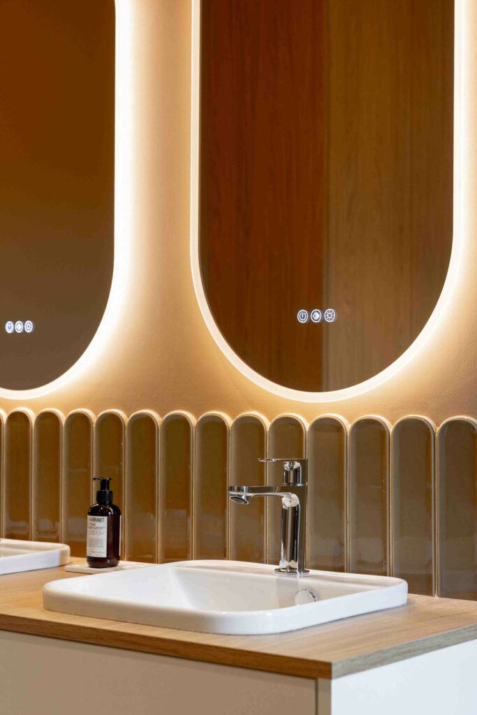 Meuble vasque blanc bois fainece verte miroir robinet chrome