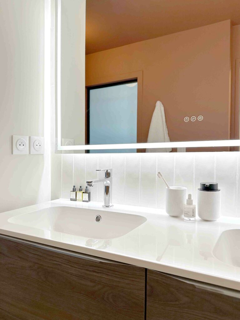 Meuble vasque noyer blanc zellige blanc miroir leds peinture terracotta