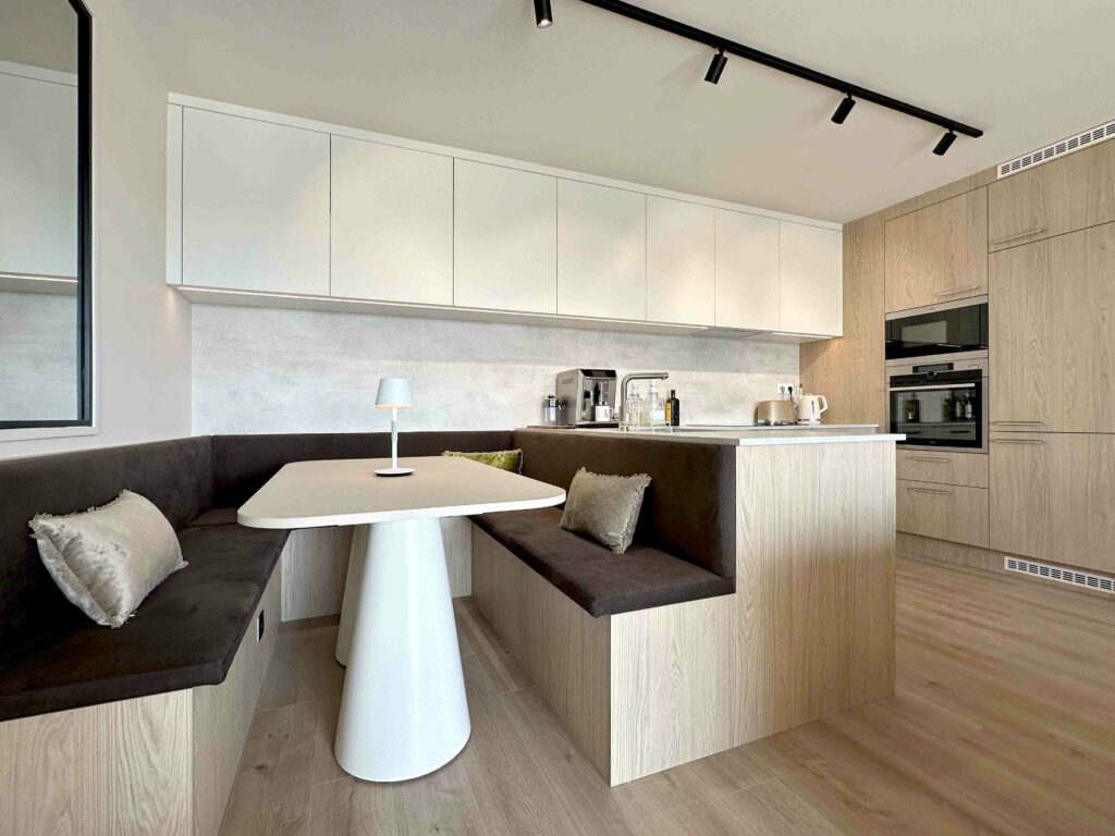 coin repas cuisine, banquette bois et marron table sur mesure beige miroir cuisine bois blanc