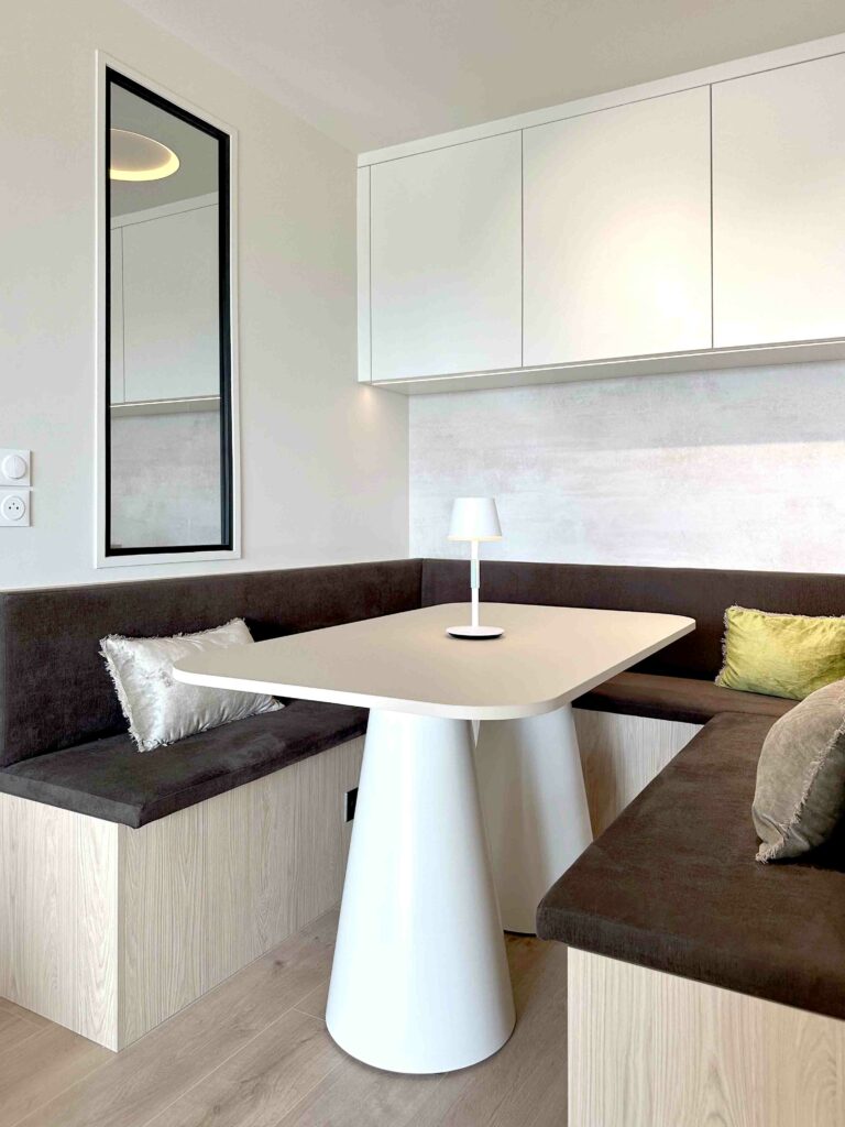 coin repas cuisine, banquette bois et marron table sur mesure beige miroir