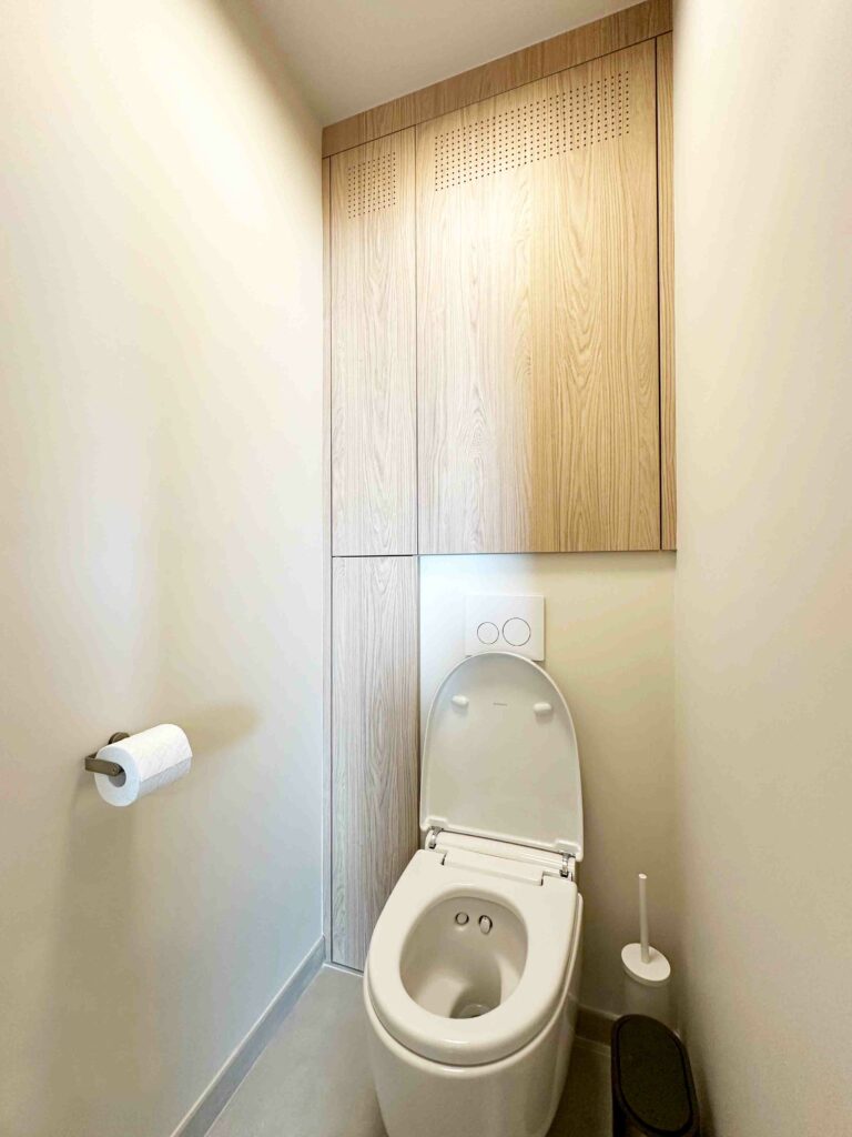 Meuble sur mesure autour du wc suspendu japonais lavant