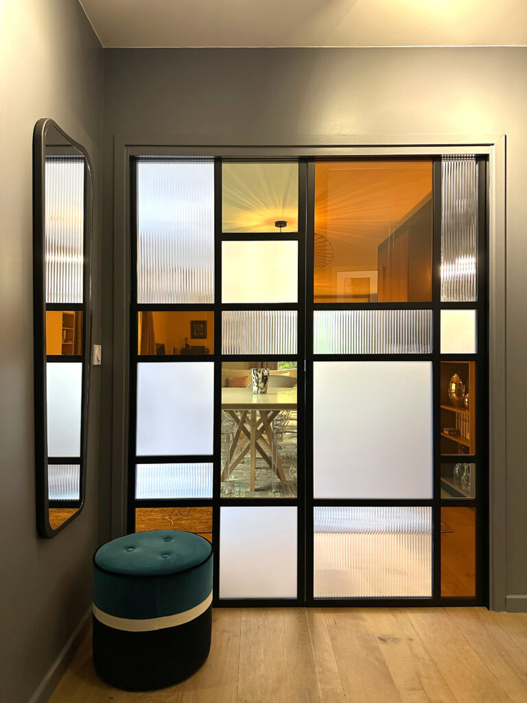 Verrière sur mesure alu noir, composition de verre orange jaune flute et opalin