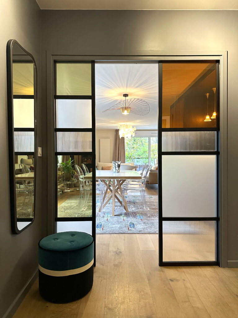 Verrière sur mesure alu noir, composition de verre orange jaune flute et opalin, porte semi ouverte