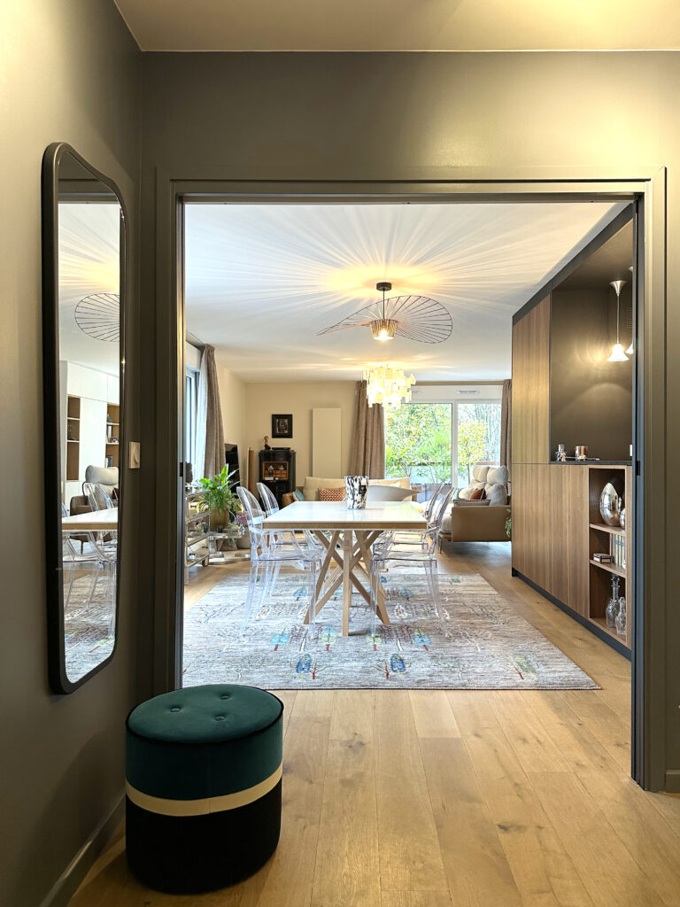 Porte ouverte vue sur le séjour