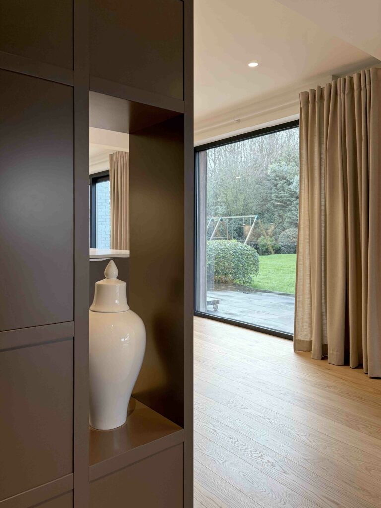 Meuble sur mesure marron laqué mat, vue jardin