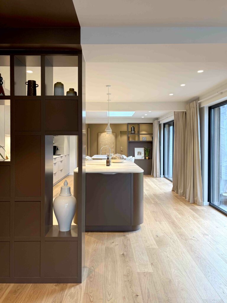 Meuble sur mesure marron laqué mat, vue cuisine, parquet bois