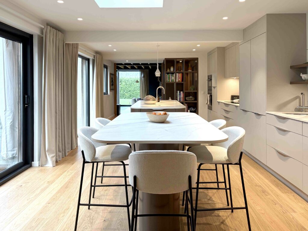 Table sur-mesure marbre blanc, pied marron mat