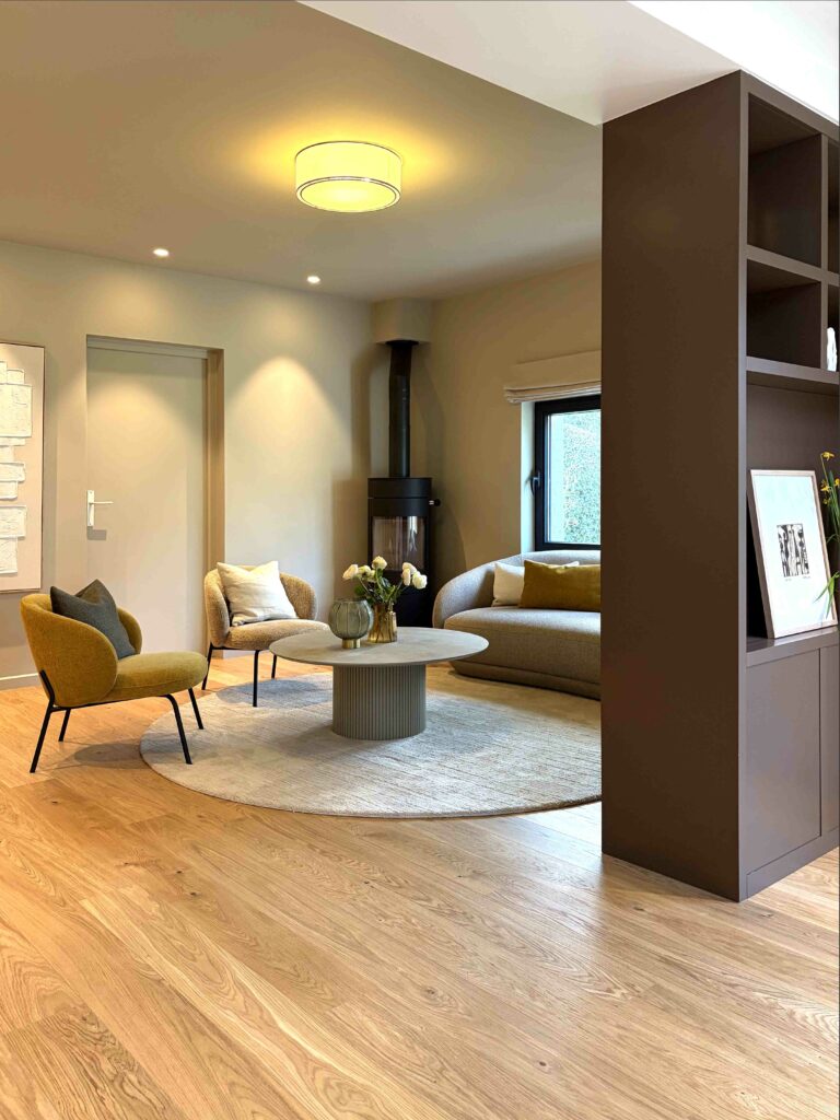 salon, parquet chêne, fauteuil jaune, canapé arrondi, mobilier sur-mesure marron laqué mat