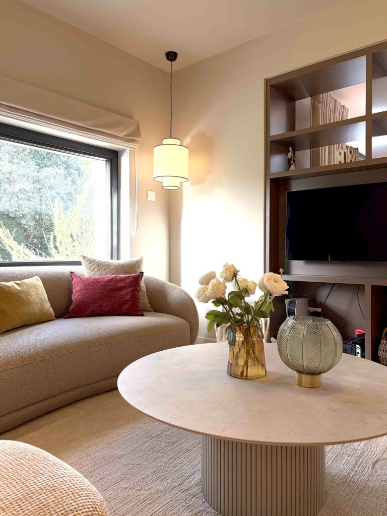 salon, parquet chêne, fauteuil jaune, canapé arrondi, mobilier sur-mesure marron laqué mat, télévision